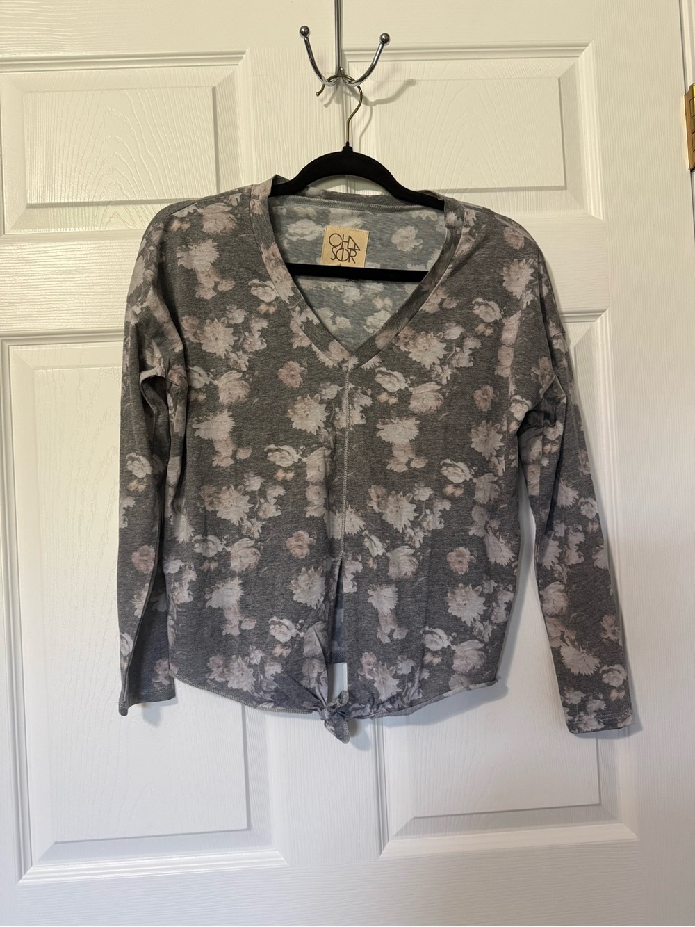Chaser NWT Cotton Blend Vintage Floral V-Neck Tie Front Top- XS - Picture 2 of 8